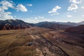 皖江雪豹队鏖战漓江暴熊队，网球半决赛火力全开，转换速度占优。临场应变见真章的简单介绍